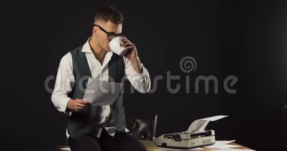 男人用咖啡读报纸视频的预览图