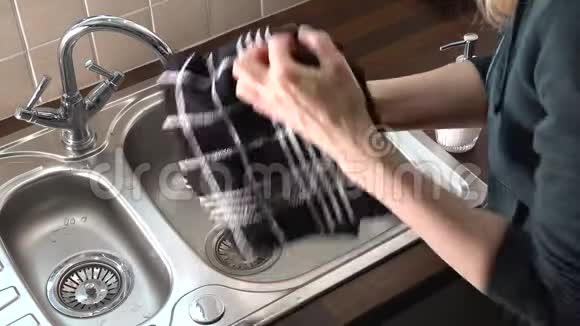 在钢制厨房水槽中进行手的适当干燥视频的预览图