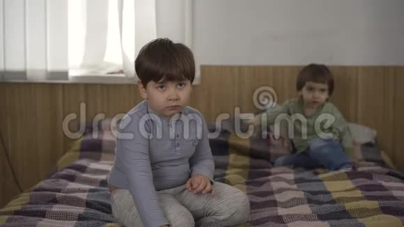 男孩在电视上看卡通而母亲在工作减少对儿童的关注视频的预览图