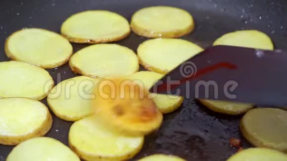 在煎锅里用油烤土豆视频的预览图