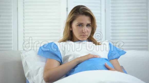 让孕妇在医院里看摄像机担心婴儿健康视频的预览图