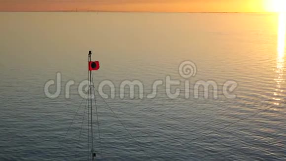 日落时在浮标前渡船视频的预览图