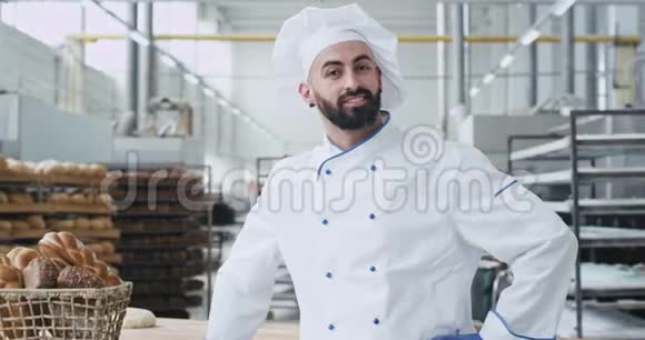 在镜头前一个漂亮的男人的肖像商业面孔面包师穿着时尚的制服笑得很大而视频的预览图