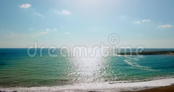 被遗弃的海滩地中海沿岸清澈的海水鸟瞰日落视频的预览图