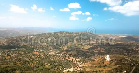塞浦路斯山区小镇的风景鸟瞰图视频的预览图