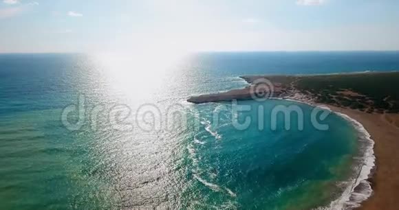 被遗弃的海滩地中海沿岸清澈的海水鸟瞰日落视频的预览图