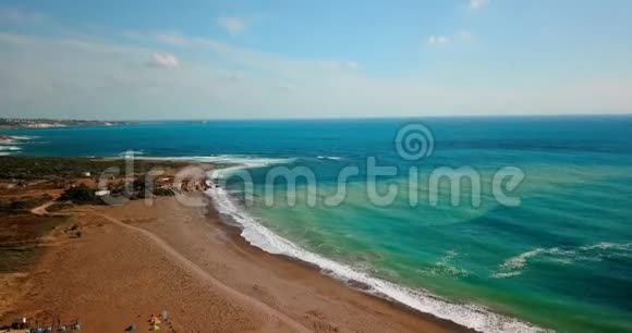 被遗弃的海滩地中海沿岸清澈的海水鸟瞰日落视频的预览图