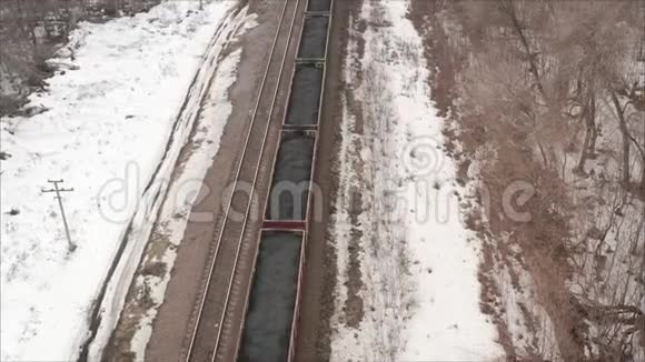 火车运载货车铁路货车运煤铁路火车乘火车视频的预览图