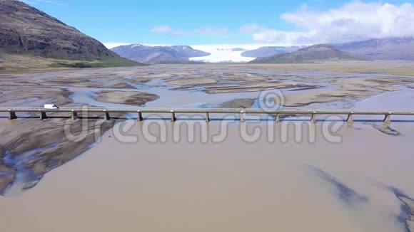 无人驾驶飞机在冰岛一条河上通过一座桥视频的预览图