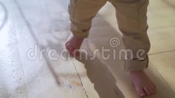 宝宝的脚在地板上孩子们的腿在木地板上视频的预览图