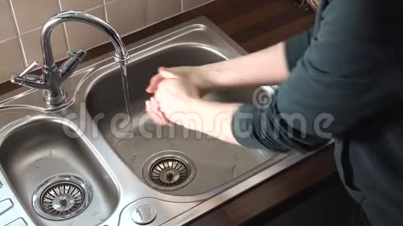 在钢制厨房洗手池适当洗手视频的预览图