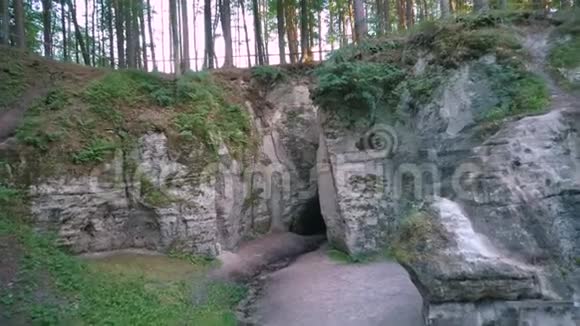 魔鬼的烤箱或大型埃利特自然地质纪念碑位于高贾国家公园在洛德后面的塞斯在拉脱维亚视频的预览图
