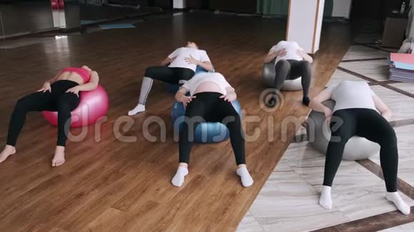 欧洲妇女用健身球和教练做产前锻炼视频的预览图