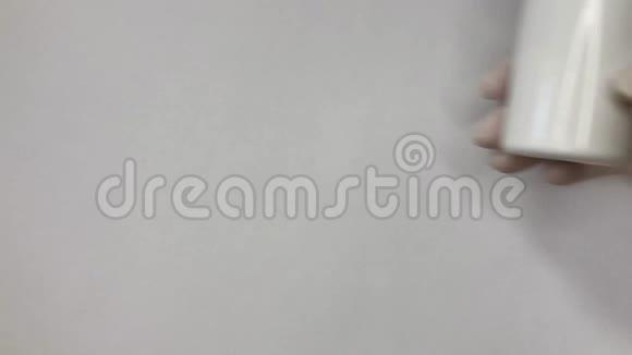 白色背景上有白色罐子的白色手套视频的预览图