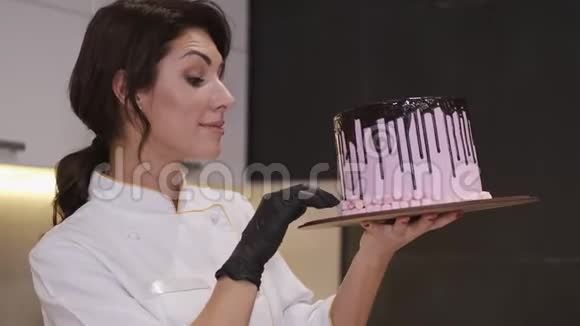 女面包师正在用小软糖装饰生日蛋糕视频的预览图