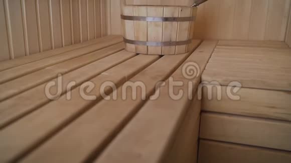 芬兰桑拿室内桑拿浴室的木制内部视频的预览图