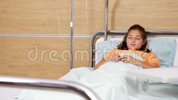 坐在病床上微笑的少女视频的预览图