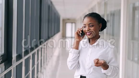 非洲裔美国妇女正在打电话在机场微笑视频的预览图