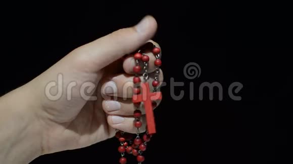 在念珠上祈祷的人用十字架祈祷视频的预览图