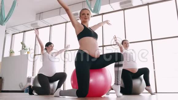 孕妇在健身房里用健身球做产前锻炼视频的预览图