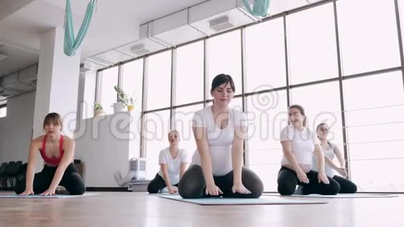 孕妇在健身房锻炼身体视频的预览图