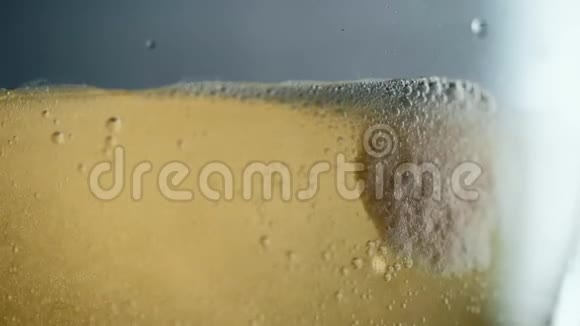一片可溶性药片正在滴入一杯水中用作药物视频的预览图