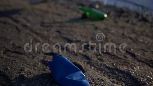 关闭志愿者用垃圾袋清洁区域肮脏的海滩人们的生态视频的预览图