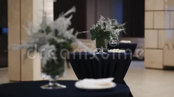 在一个大餐厅大厅里有鲜花的自助餐桌视频的预览图