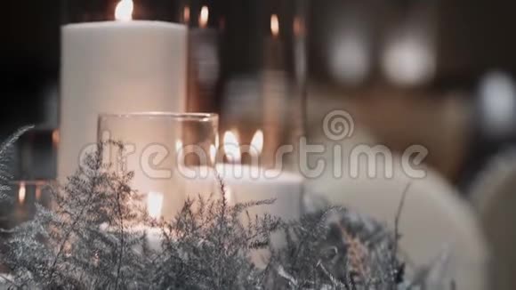 两支燃烧的蜡烛创意冒险装饰视频的预览图