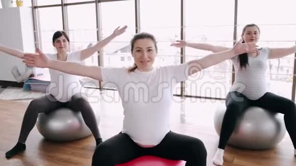 孕妇在健身房里用健身球做产前锻炼视频的预览图
