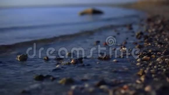 海滩海浪贝壳和沙子蓝色的水海洋河流海洋视频的预览图
