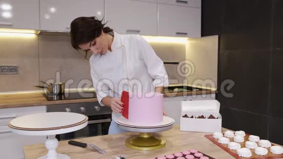 女面包师正在现代化的厨房里做生日蛋糕视频的预览图