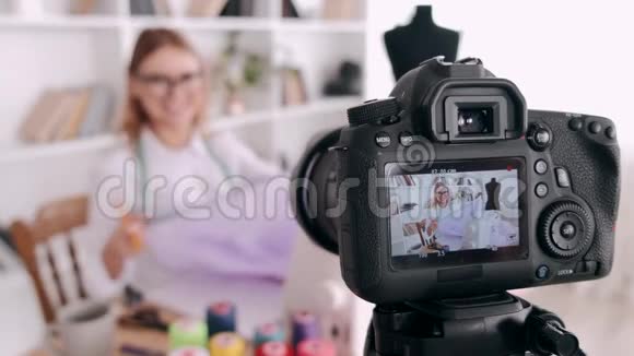 一位女裁缝正在用照相机拍摄缝纫教程视频的预览图