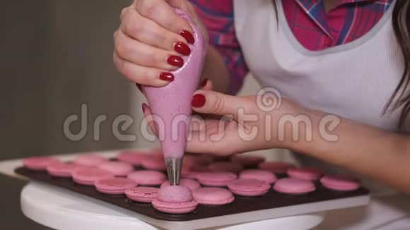 一个微笑的女人面包师正在做马卡龙视频的预览图