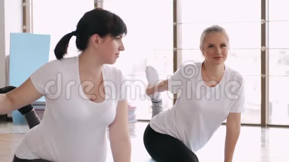 孕妇用指导员伸腿视频的预览图