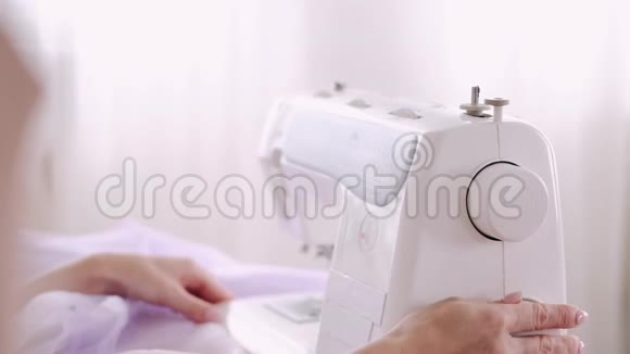 女裁缝正在准备缝纫机视频的预览图