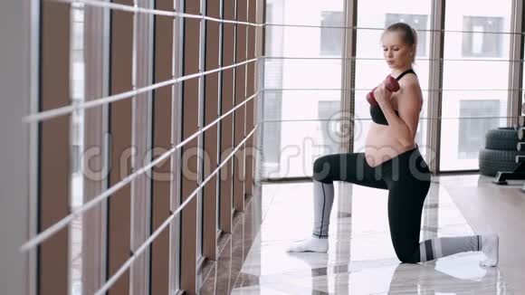穿着运动服装的孕妇正在做运动视频的预览图