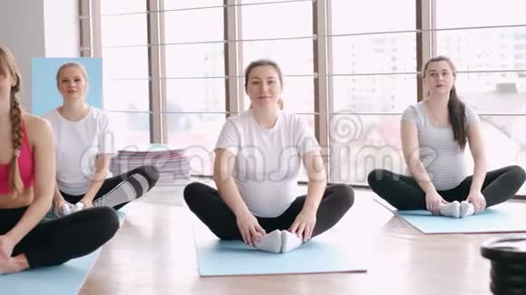 欧洲孕妇在健身馆做瑜伽视频的预览图