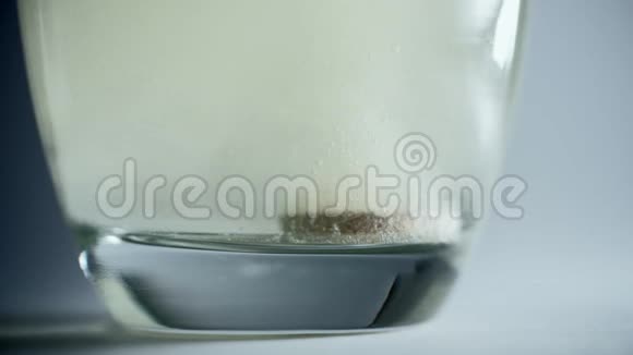一片可溶性药片正在滴入一杯水中用作药物视频的预览图