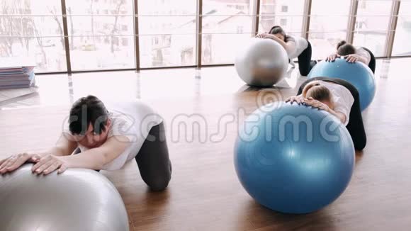 欧洲妇女用健身球和教练做产前锻炼视频的预览图