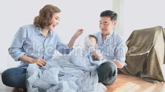 父母在家里的卧室里和一个半日本男孩玩幸福的家庭和宝宝概念多民族混血儿视频的预览图