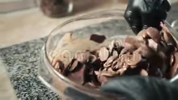在玻璃碗里搅拌融化的巧克力圆糖果视频的预览图