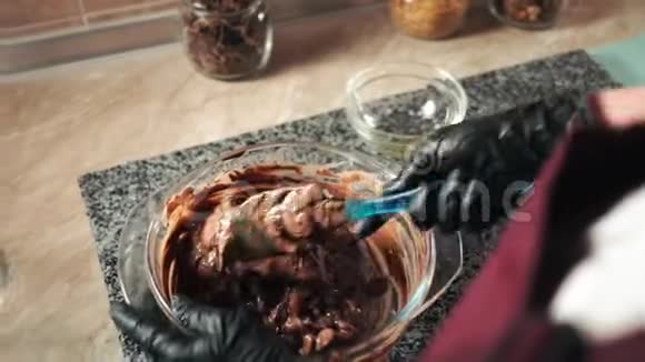 巧克力用铲子搅拌融化的巧克力视频的预览图