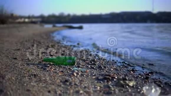 海滩生态问题塑料瓶和塑料袋垃圾视频的预览图