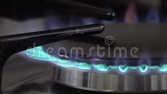 家用厨房烤箱的气体火焰视频的预览图