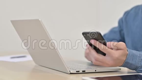 由男性关闭使用智能手机和笔记本电脑视频的预览图