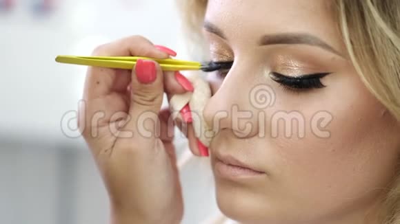 美容师在美容院做客户工作视频的预览图