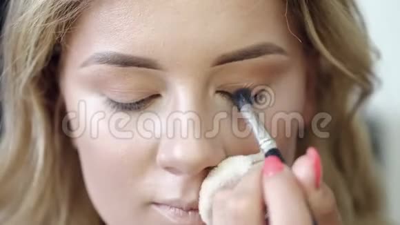 在沙龙中用刷子将化妆品涂在客户脸上视频的预览图