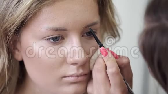 化妆师在美容院给顾客画眉毛视频的预览图