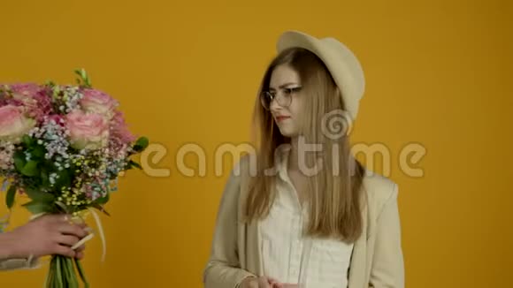 戴眼镜的漂亮女孩拒绝鲜花和握手视频的预览图